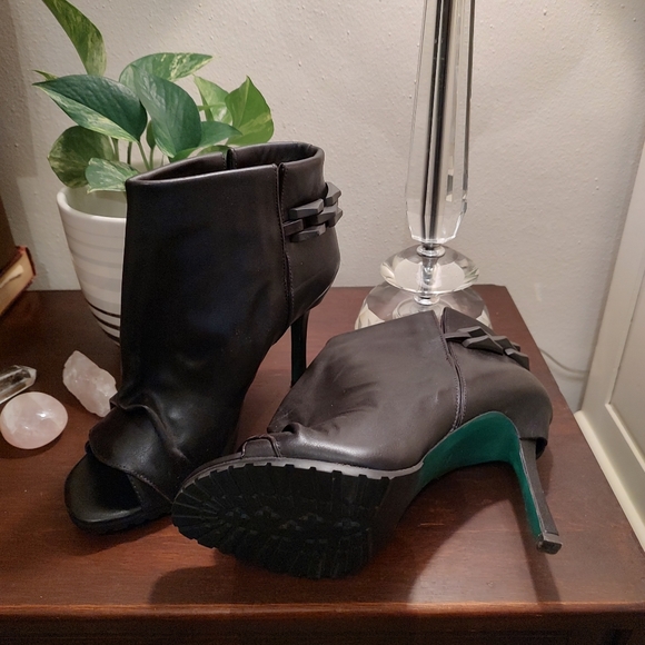 Sexy Black Ankle Boot by Lisa for Donald J. Pliner - Picture 7 of 12